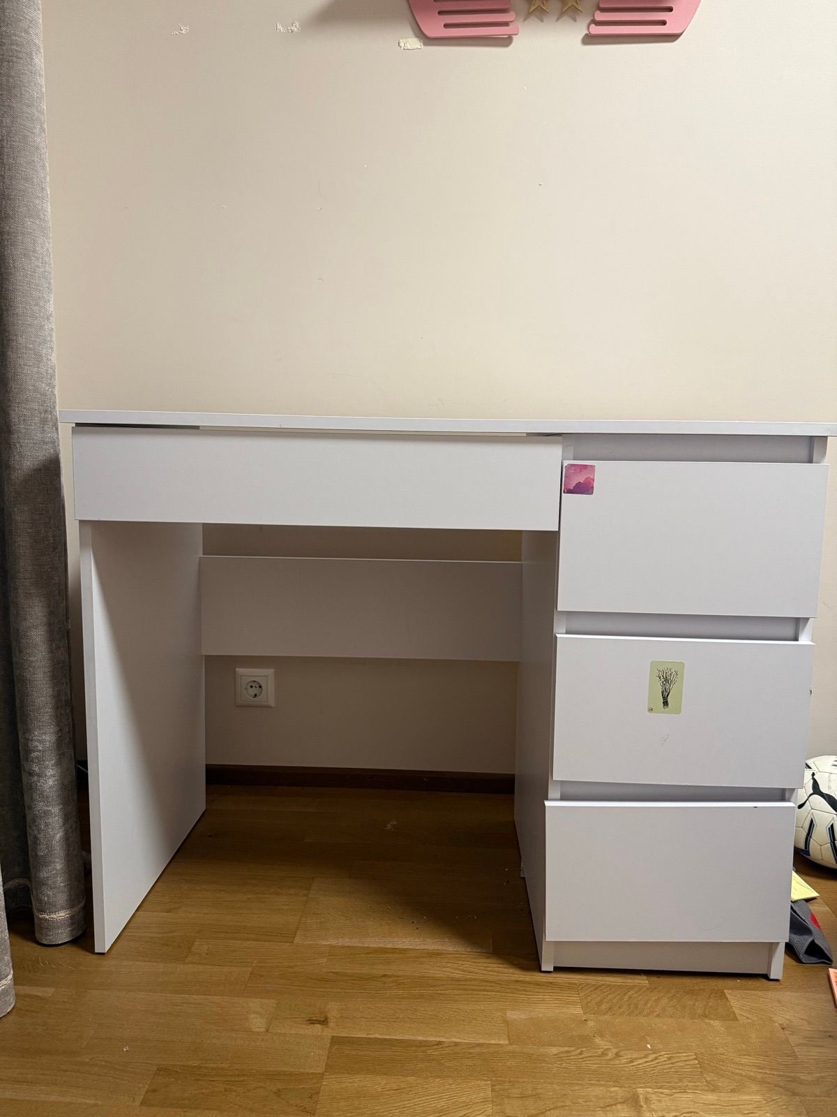 White desk with drawers