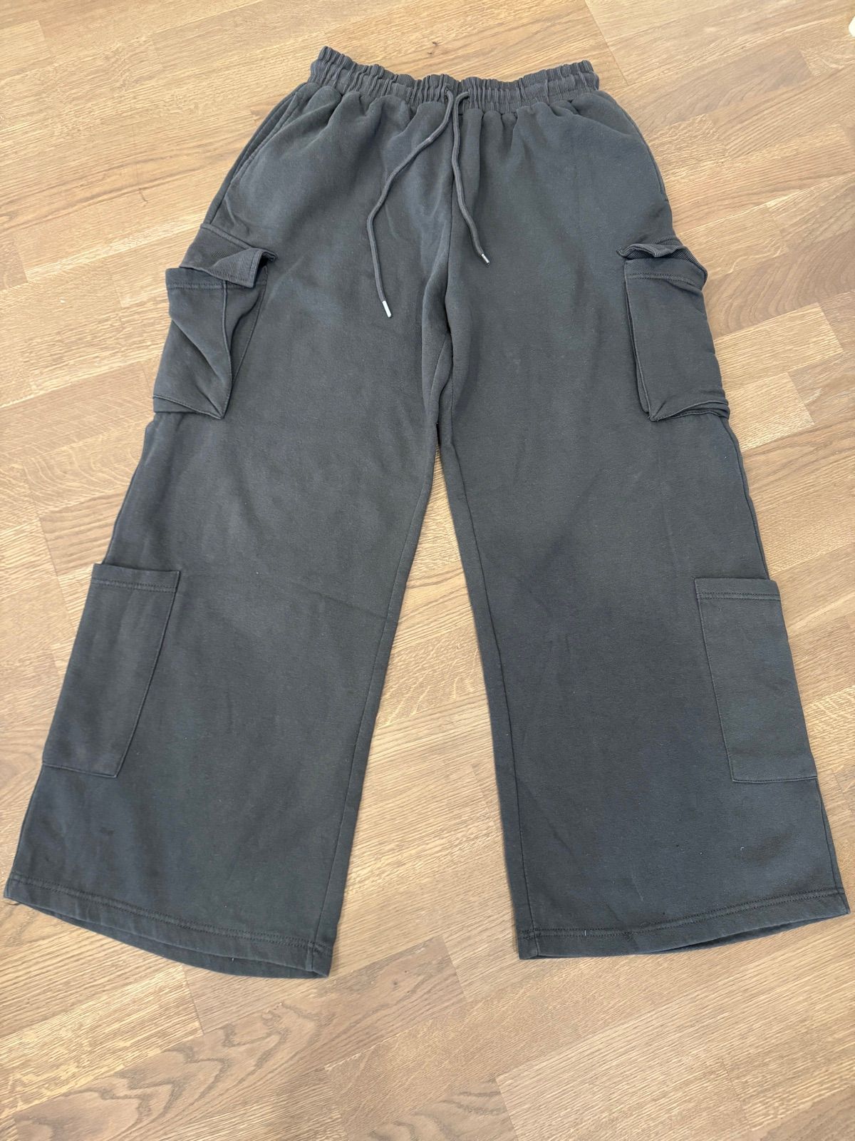 Wide cargo pants
