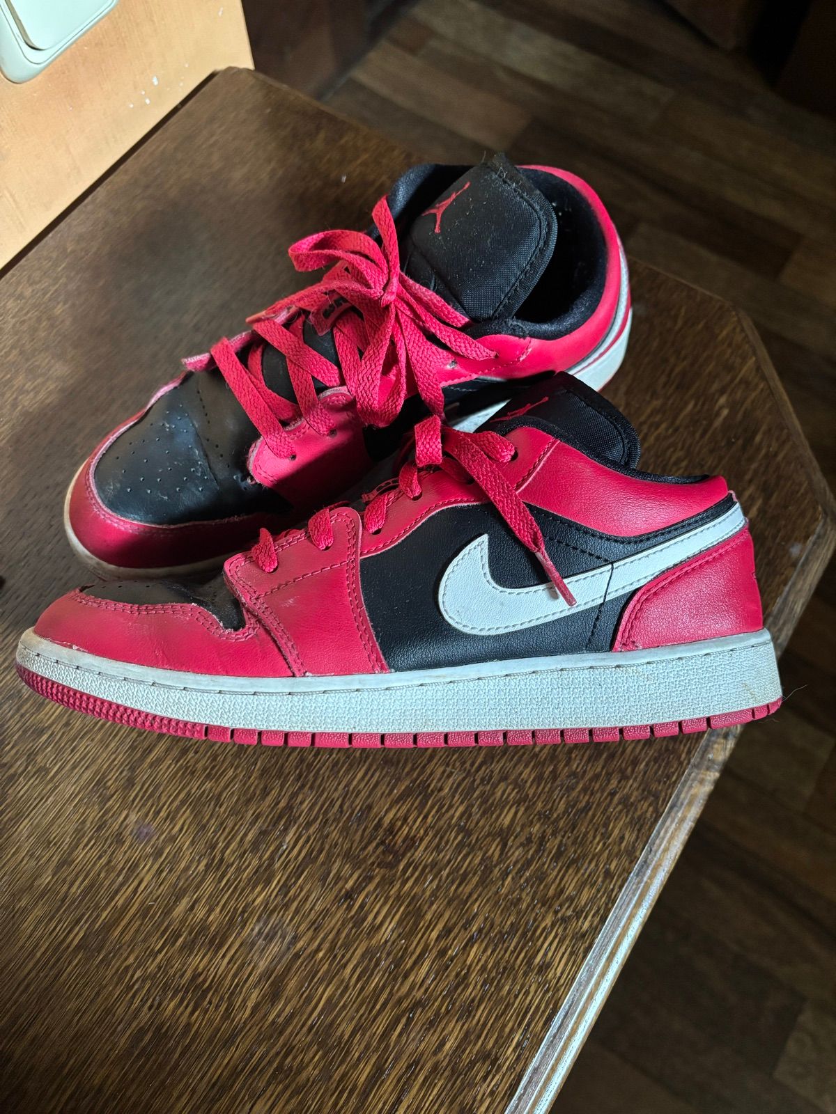 Low top sneakers