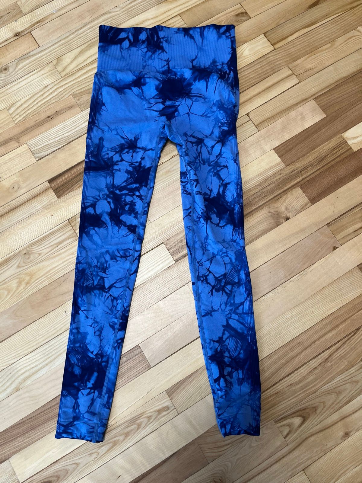 Blue tie-dye leggings